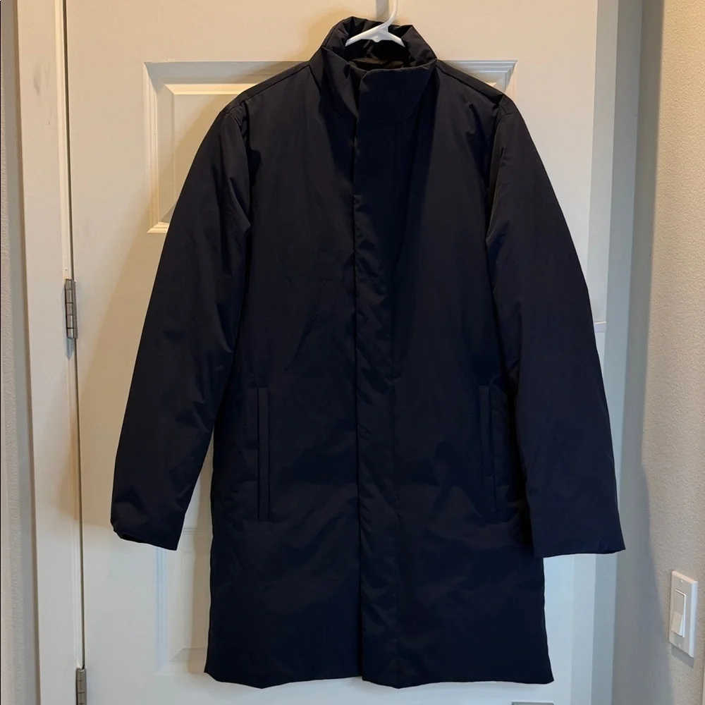 Theory Men's Nylon, a lightweight, crisp, water-resistant jacket navy - Size M
